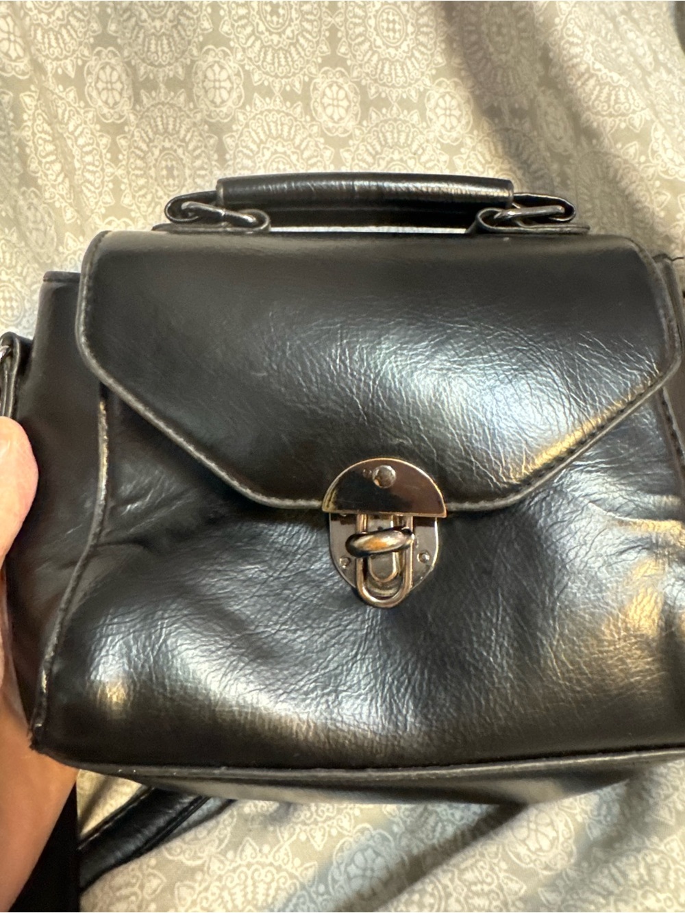 Black Leather Men’s Messenger Bag with Front Twist Lock
